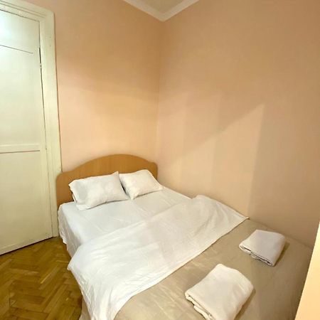 Квартира Біля Залізничного Вокзалу Вулиця Залізнична 10 До 5 Гостей Lviv Kültér fotó