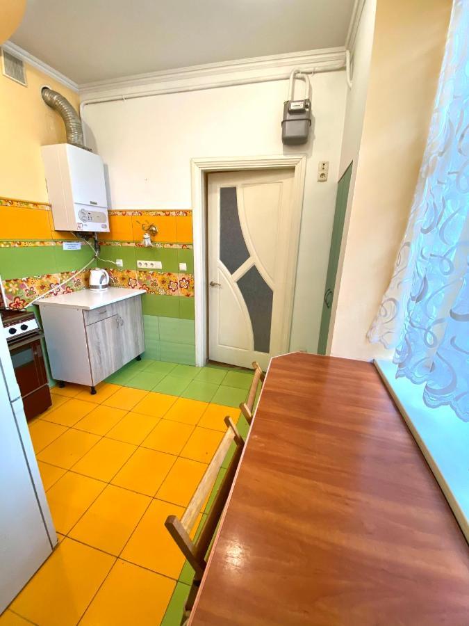 Квартира Біля Залізничного Вокзалу Вулиця Залізнична 10 До 5 Гостей Lviv Kültér fotó