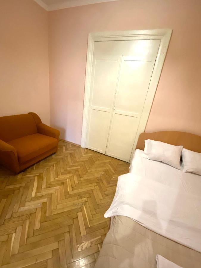 Квартира Біля Залізничного Вокзалу Вулиця Залізнична 10 До 5 Гостей Lviv Kültér fotó